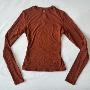 Skims Fits Everybody Long Sleeve T-Shirt Top
Size - XSmall
Color - Bronze